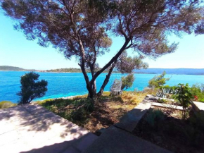 Elia, the private off grid island